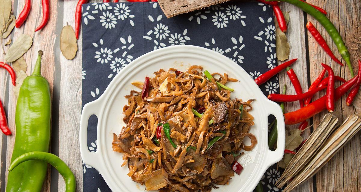 烟笋炒肉，家常美食的佳选（用新鲜烟笋和鲜嫩肉片，轻松做出美味佳肴）