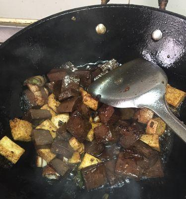 鸭血烧豆腐的美味做法（一道家常菜的传承与创新）