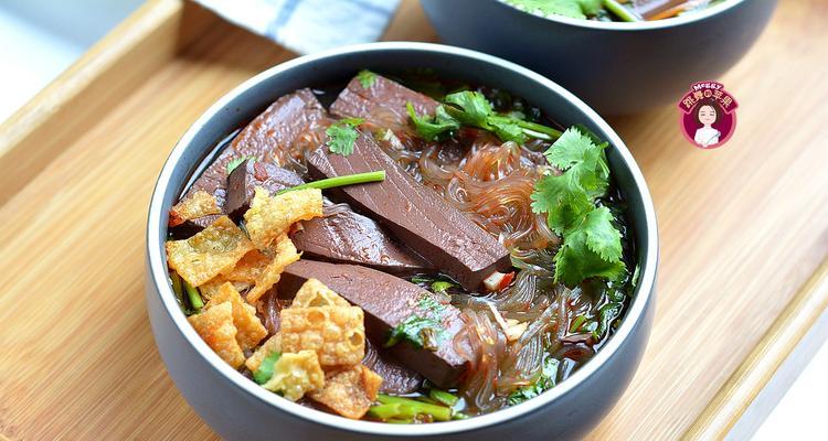 家常美食鸭血肉圆汤的制作方法（鲜美可口的家常汤菜，味蕾享受不可错过！）