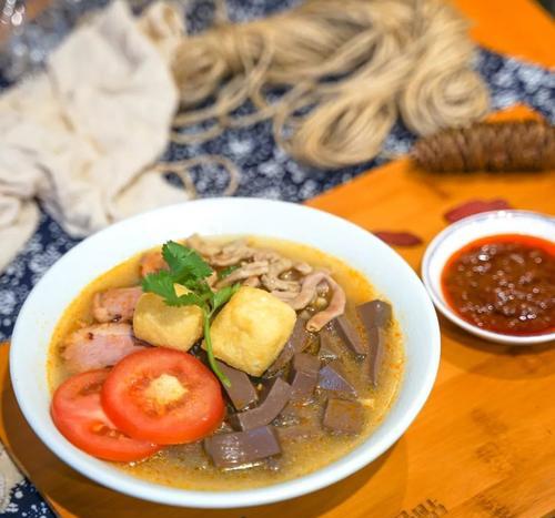 老鸭血粉丝汤，一道特色美食（探寻老鸭血粉丝汤的做法与味道）