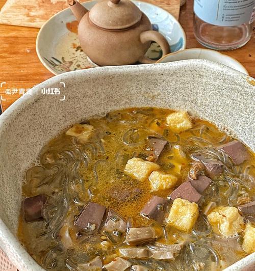 老鸭血粉丝汤，一道特色美食（探寻老鸭血粉丝汤的做法与味道）