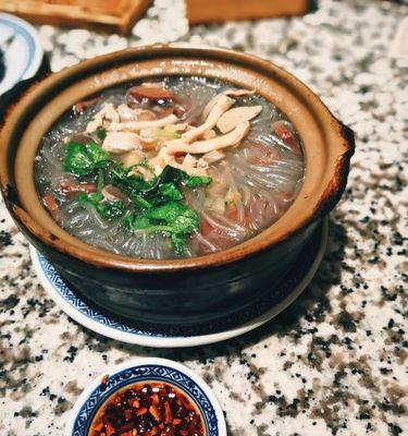 酸菜鸭血粉丝煲的美食探秘（酸菜鸭血粉丝煲的制作方法、调料搭配和口感体验）