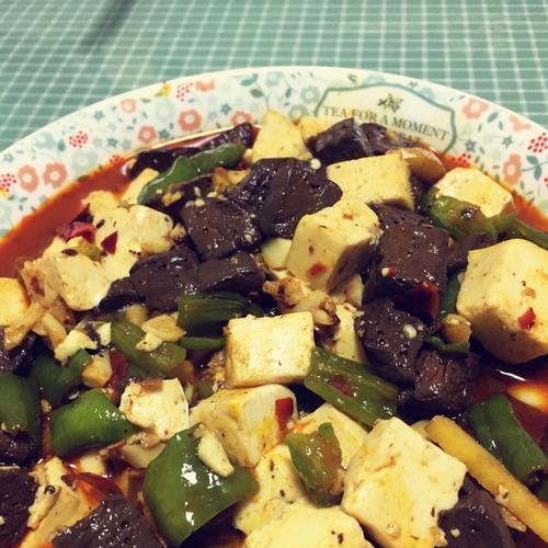 鸭血豆腐煲的制作方法（以传统方作鲜美可口的鸭血豆腐煲）