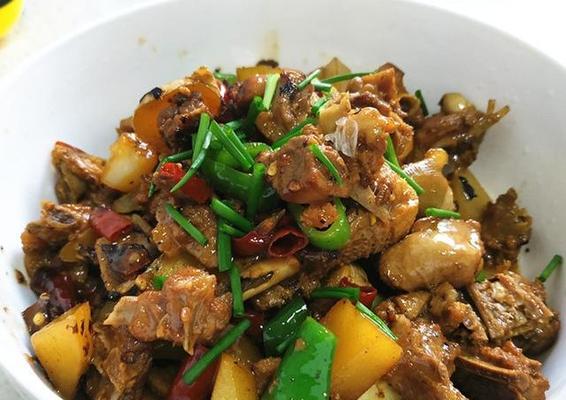 美味易做的鸭肉焖土豆（健康好滋味，让味蕾尽享）