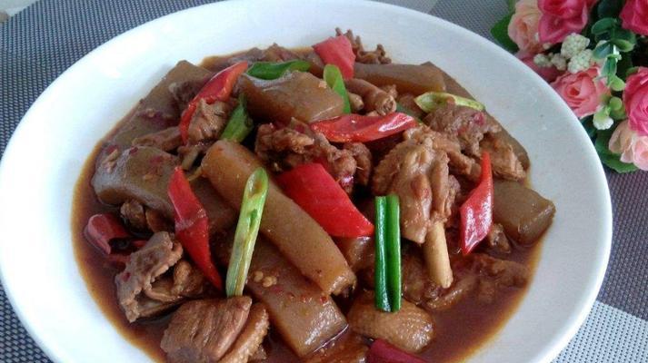 家常土豆炖鸭肉（鲜嫩入味，营养丰富的冬季美食）