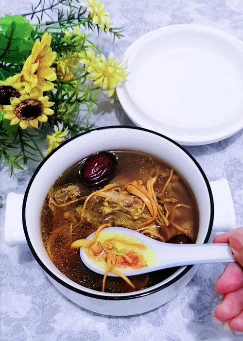 美味鸭肉煲鲜虫草花（药膳美食，补气养血）