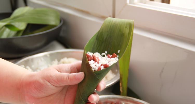 美味鸭蛋黄粽子的制作方法（传统中华美食的经典口感）