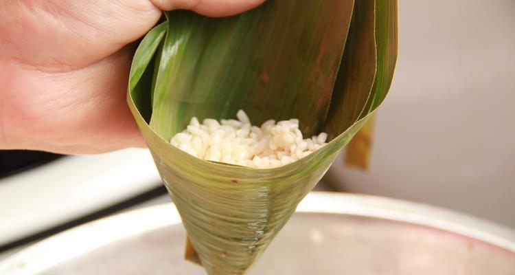 美味鸭蛋黄粽子的制作方法（传统中华美食的经典口感）