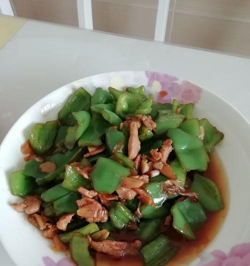 美味又简单的鸭蛋炒辣椒做法（用家常菜做出高级口感，鸭蛋炒辣椒不容错过）