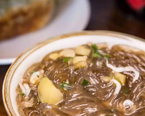 学会压豆面，轻松享受美味面食（以压豆面二人份的做法为主题，轻松制作出一份简单好吃的豆面）