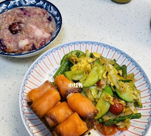 健康美食，熏三文鱼炒蔬菜（美味佳肴，营养丰富的家庭美食）