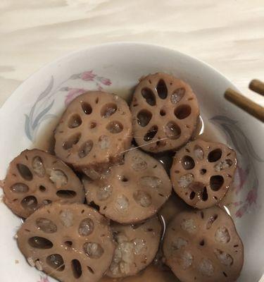 美味可口的血糯米糖藕（家庭自制甜品，健康美食享受）