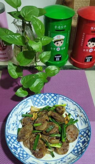 血豆腐肉片炒青蒜，美味又健康（以血豆腐为主材料，加入肉片和青蒜，烹饪出一道美味又健康的菜品）