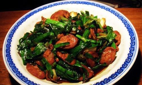 血豆腐肉片炒青蒜，美味又健康（以血豆腐为主材料，加入肉片和青蒜，烹饪出一道美味又健康的菜品）