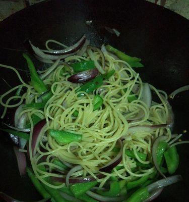 以鳕鱼炸酱意大利面为主的美食烹饪法（掌握一道让你胃口大开的意大利面菜肴，融合多种风味）