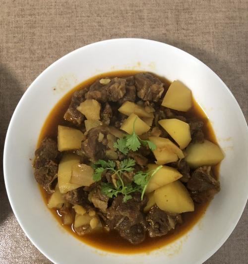 小土豆烧牛肉，美味的家常菜（用小土豆的嫩滑搭配牛肉的香甜，为味蕾带来不同享受）