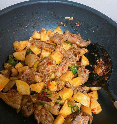 小土豆焖鸭的美食烹饪（美味健康，家常经典）