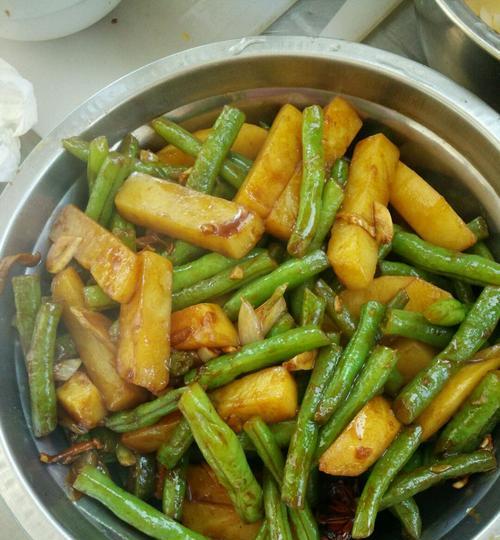 小土豆焖米线，味道香鲜可口（家常美食的经典做法，教你轻松制作）