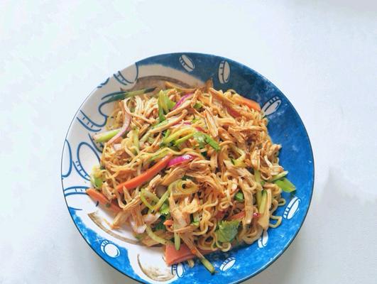 品尝鲜美小棠菜鸡丝汤（家常美食，清爽开胃，营养丰富）