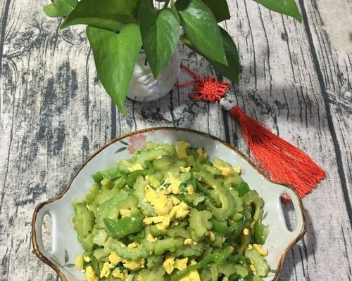 小扇贝肉炒苦瓜，营养美味双收（轻松掌握的家常菜做法，给你意想不到的味道）