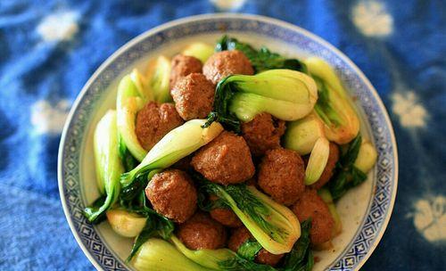 美味香酥花生渣肉丸的制作方法（家庭厨房必备的下饭菜——香酥花生渣肉丸）