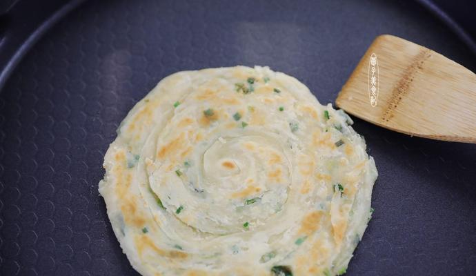 香酥葱油饼饺子皮的华丽变身（利用饺子皮制作美味小吃）