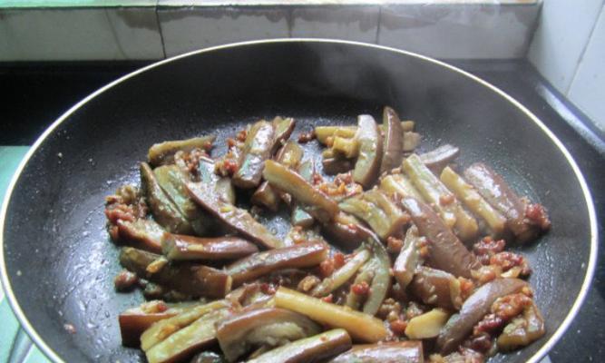 以香丝茄子为主料的美食做法（手把手教你制作口感鲜美的香丝茄子，让你爱上做菜！）