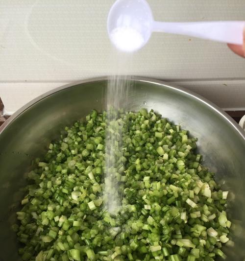 双色香芹水饺，美味又健康（用香芹点缀美味，双色水饺让生活更有情调）