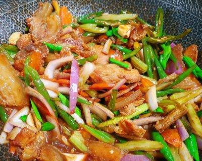 香芹干煸回锅肉的制作方法（手把手教你做回锅肉，香芹干加持，更是美味）