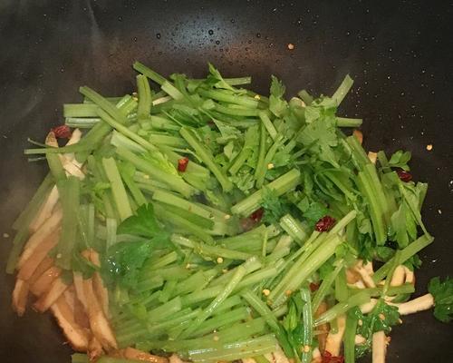 用香芹豆干做出美味佳肴（以香芹豆干为主食的美食做法与技巧）