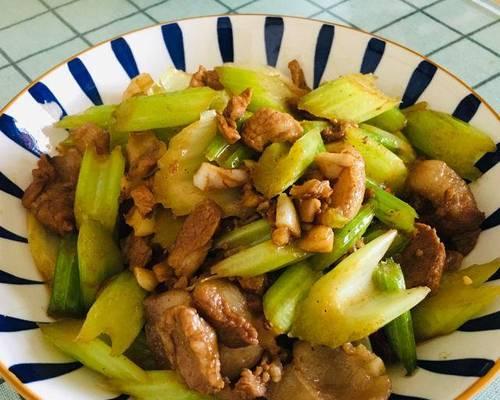 香芹炒肉，美味健康又简单（掌握香芹炒肉的技巧，让你轻松入手）