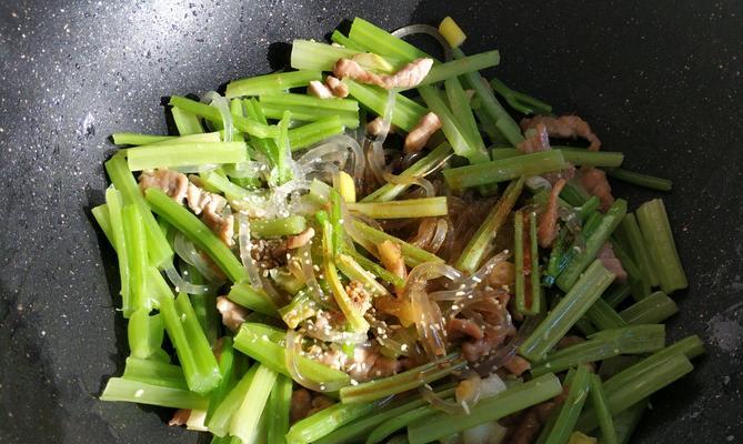 香芹炒米粉，美味健康的家常菜（口感鲜美、营养丰富，教你轻松做出一道佳肴）