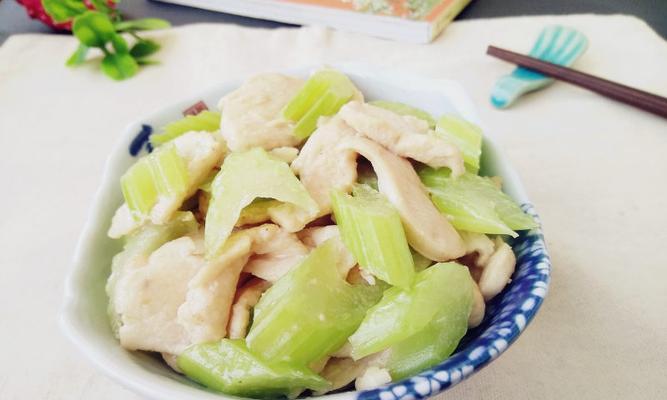 手把手教你做香芹炒鸡丝（家庭美食香嫩多汁，健康饮食美味佳肴）