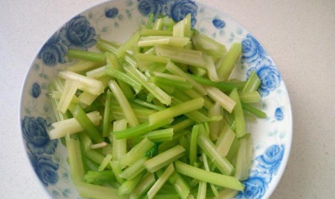 手把手教你做香芹炒鸡丝（家庭美食香嫩多汁，健康饮食美味佳肴）