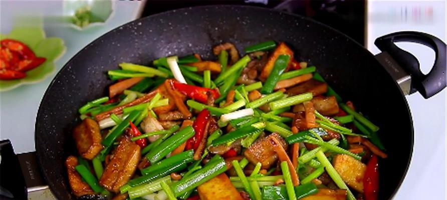 美味炒干鱿鱼，香芹搭配（一道简单易学的家常美食）