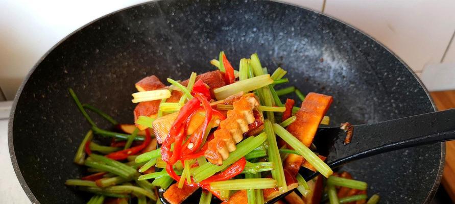 美味可口的香芹炒豆干做法（简单易学，营养美味，家庭厨房必备）