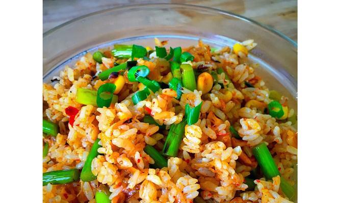 香气四溢的泡菜炒饭（以泡菜为主料的美味炒饭）