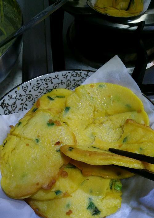 手抓香喷喷煎饼的做法（学会制作煎饼，丰富早餐味道）