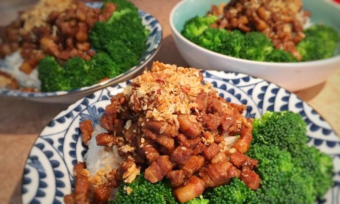 如何制作美味的香喷卤肉饭（学会制作这道美食，成为厨房的大厨！）