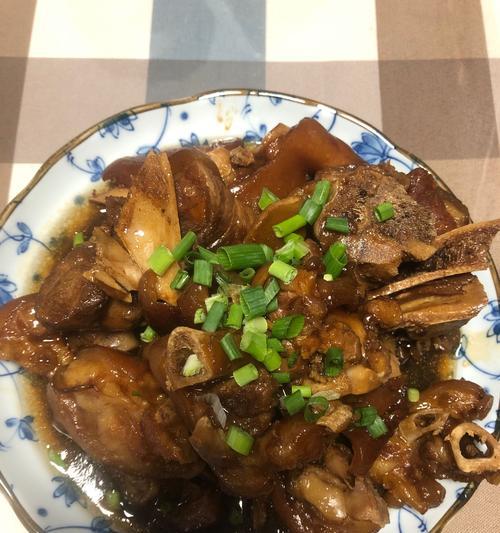 美味香卤红烧猪蹄，重口味美食最佳选择（手把手教你如何做出口感烂软、肥而不腻的猪蹄，享受传统重庆味道）