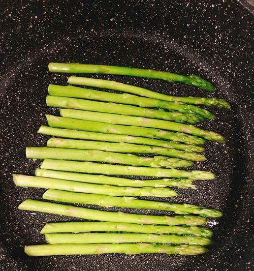 用香煎的方式制作美味芦笋肉卷（简单易做）