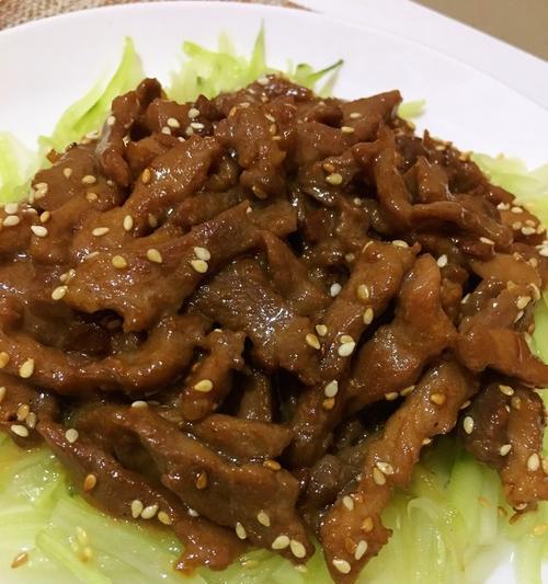 香菇腿炒肉丝——美味健康的家常菜（香菇腿与肉丝相结合）