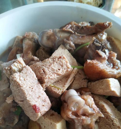 美食教程——香菇烧冻豆腐（用家常材料做出的营养美味佳肴）