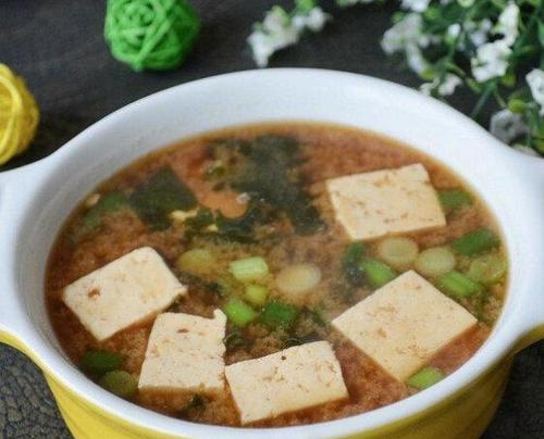 做一锅营养美味的香菇肉片猪肝汤（家常美食）