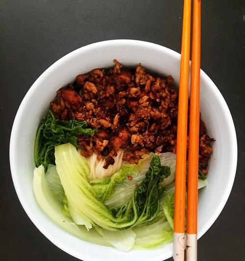 美味香菇肉酱杂酱面的做法（让你轻松制作经典的中式面食）