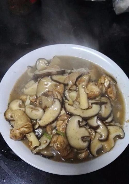 美味健康，香菇清炖鸡腿汤（用香菇和鸡腿打造的健康鸡汤）