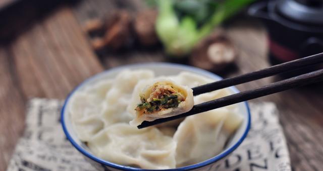 手工制作香菇青菜猪肉馅饺子（一道美味的中国传统小吃）