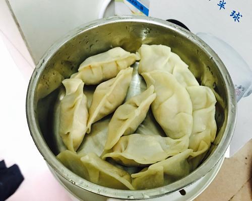 白萝卜香菇饺子的制作方法（健康美味的家常小吃）