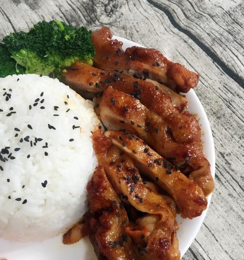 学做香菇鸡腿饭（家常美味的鸡肉食谱）