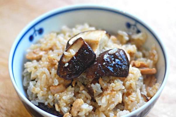 以香菇鸡丝饭为主题的家常做法（做出美味的香菇鸡丝饭）